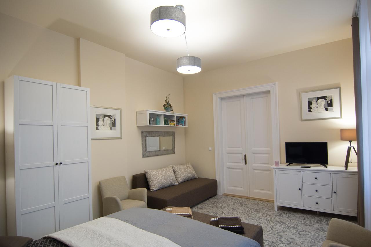 Zora Apartman Eger Bagian luar foto